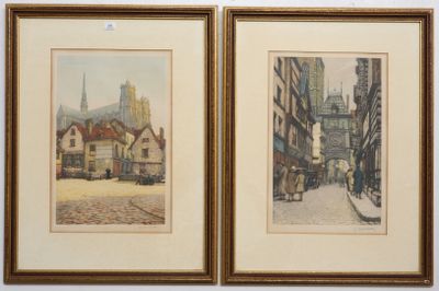 une paire d'aquarelles représentant une scène de rue avec le clocher d'une église en arrière-plan