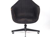 une image représentant une chaise noire à roulettes sur fond blanc