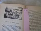 un livre ouvert sur lequel est collé un autocollant rose