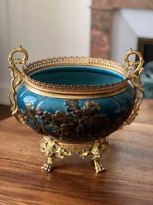 un bol bleu orné de motifs dorés, posé sur une table