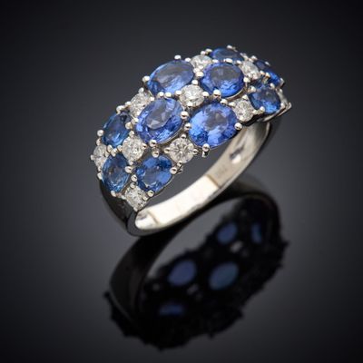 bague en saphir bleu et diamant sur fond noir