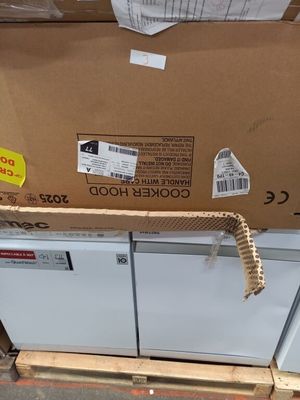 une caisse de produits alimentaires posée sur une palette dans un magasin