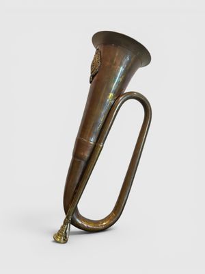 un vieil instrument de musique en laiton sur fond blanc