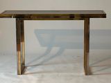 une photo d'une petite table avec un plateau en verre