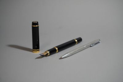 un stylo et un stylo à bille posés sur une table