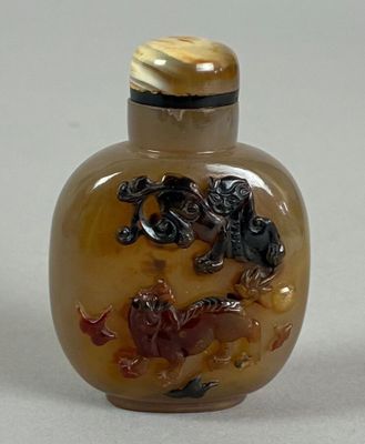a picture of a glass snuff bottle with a horse design on it
