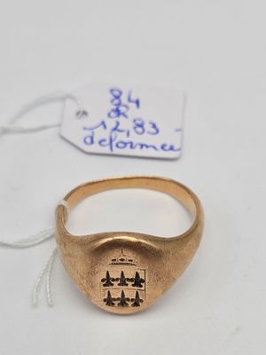 une image représentant une bague en or sur laquelle figure une inscription en chinois