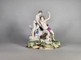une image représentant une figurine d'un homme et d'une femme assis sur un rocher