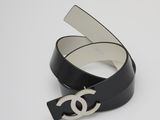 Ceinture Chanel en cuir noir avec boucle CC argentée