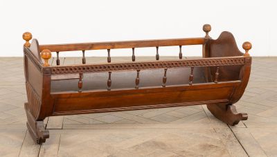 Berceau d'enfant en acajou mouluré et sculpté.