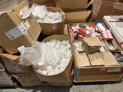 un grand nombre de cartons posés sur le sol
