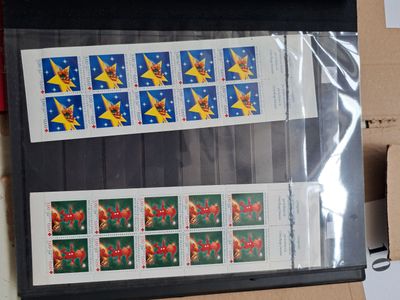 une photo d'une photo d'une boîte sur laquelle figurent des timbres