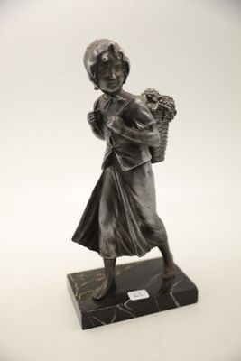 statue d'une femme tenant un panier de fleurs, posée sur un socle en marbre