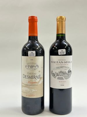 deux bouteilles de vin posées l'une à côté de l'autre sur une table