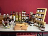 une table sur laquelle sont posées de nombreuses bouteilles et bocaux