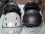 Plusieurs casques sont alignés sur une table dans un magasin