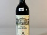 une bouteille de vin posée sur une table