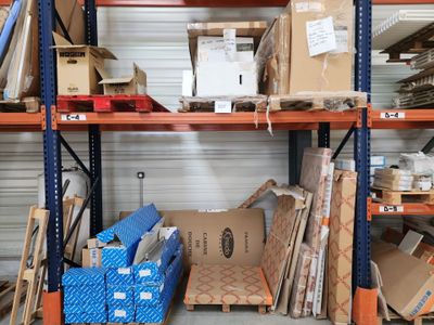 de nombreux cartons et boîtes sur les étagères de l'entrepôt