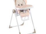 une chaise haute pour bébé rose et blanche
