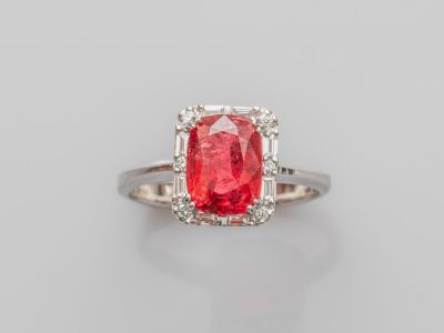 une bague en rubis et diamants