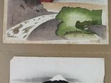 trois peintures représentant des montagnes et une rivière sont exposées sur une feuille de papier