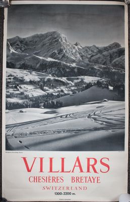 une image représentant une photo en noir et blanc d'une affiche montrant une chaîne de montagnes
