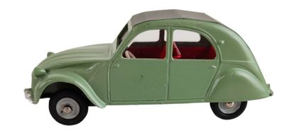 une petite voiture verte posée sur une surface blanche