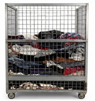 une cage métallique remplie de nombreux vêtements sur fond blanc