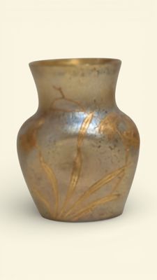 Vase à panse globulaire tréflée en verre marmoréen irisé jau…