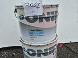 trois seaux de peinture posés par terre, sur lesquels est accrochée une pancarte