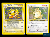 Deux cartes Pokémon sont représentées sur un fond noir : l'une est jaune et l'autre est blanche.