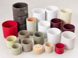 de nombreux verres et vases de différentes couleurs sur la table