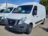 de nombreuses camionnettes blanches garées les unes à côté des autres sur un parking