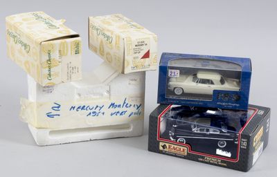 trois jouets emballés, dont une voiture blanche et une voiture noire
