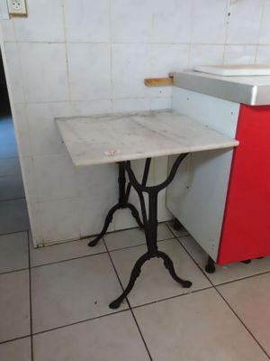 une petite table et un évier dans une petite pièce