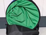 un sac vert et noir posé par terre
