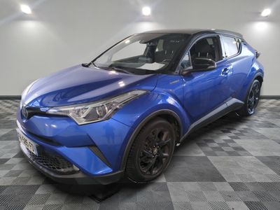 un SUV Toyota C-HR bleu garé dans un garage