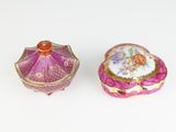 une paire de petites boîtes roses et dorées ornées de motifs floraux