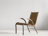 un fauteuil en cuir marron dans une pièce blanche