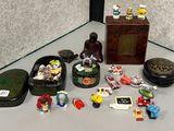 tout un tas de petites figurines posées sur une table