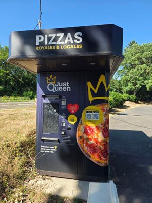 un distributeur automatique de pizzas au bord de la route