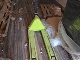 un ski vert posé par terre