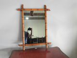 un homme se prenant en photo dans un miroir