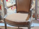 a chair that is sitting on a rug in a room