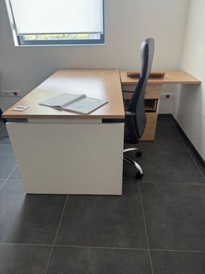un bureau avec une chaise et un ordinateur portable dessus