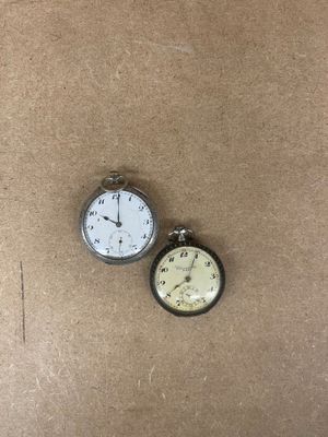 deux horloges posées l'une à côté de l'autre sur le sol
