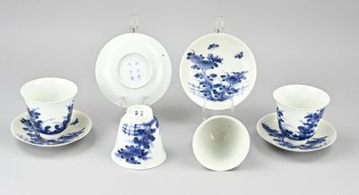 quatre tasses et soucoupes ornées de fleurs bleues