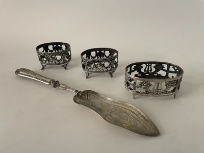 quatre couverts, dont une cuillère, une cuillère et un repose-cuillère