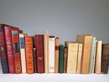beaucoup de livres alignés sur une table