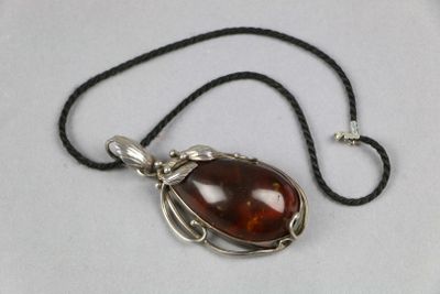 pendentif en argent sterling et pierre de carnela, monté sur un cordon noir